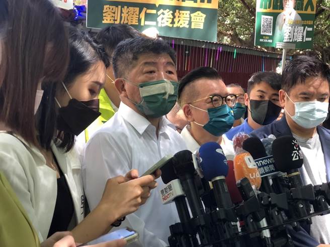 民进党台北市长参选人陈时中22日上午赴北市南福宫参香前接受媒体联访。（黄婉婷摄）