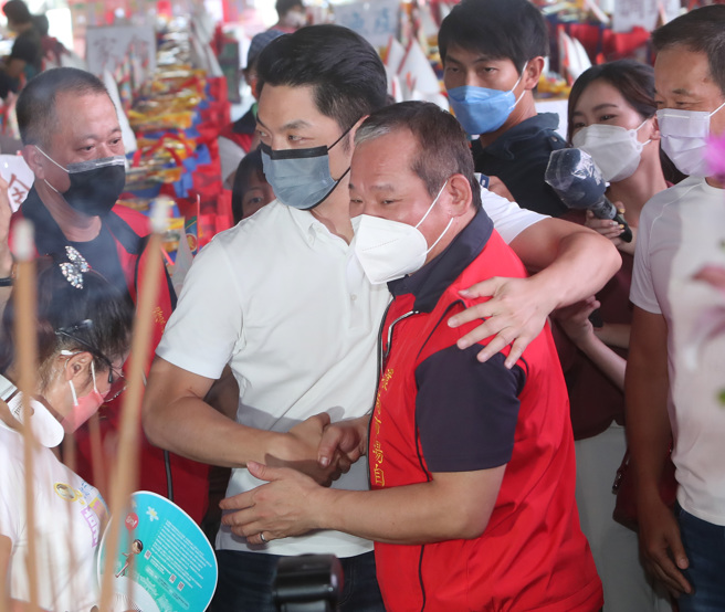 國民黨台北市長參選人蔣萬安（左）21日赴環南市場參加中元祈福法會，環南市場自治會長林勝東（右）陪同一同持香祈福後，熱絡的互動展現了兩人良好的關係。（鄭任南攝）