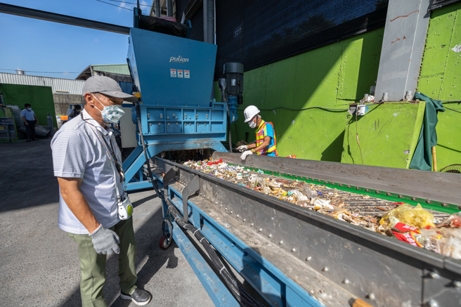 垃圾热分解去化前，简易处理过程。(图/南投县政府提供)