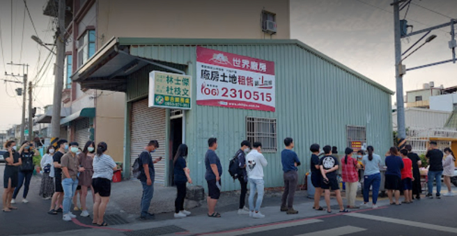 一名男网友表示，位于台南南区湾里路上，下午都有摊卖炸物的摊车，是在地排队美食，每份都是铜板价，最贵大份脆肉也才50元。（图／翻摄自google map）