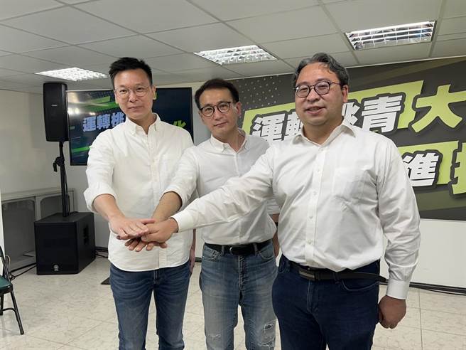 民進黨桃園市長參選人鄭運鵬22日宣布競選辦公室總幹事由立委黃世杰接任、政策平台召集人則由副祕書長林飛帆出任。(蔡依珍攝)