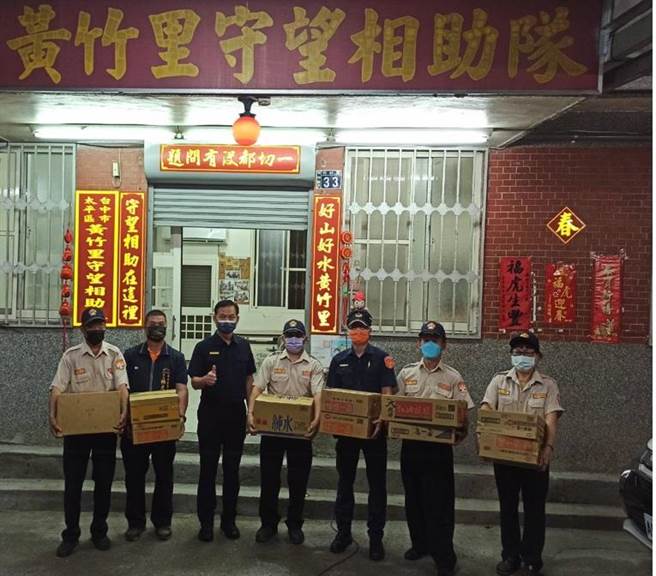 太平警分局龙眼产季期间加强「护农专案」勤务，太平分局长叶志诚更亲自到第一线慰勉辛劳的员警及守望相助队弟兄。（太平警分局提供／冯惠宜台中传真）