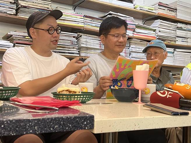 林佳龙请余天先把家里的事办好，不用担心选举。（王扬杰摄）