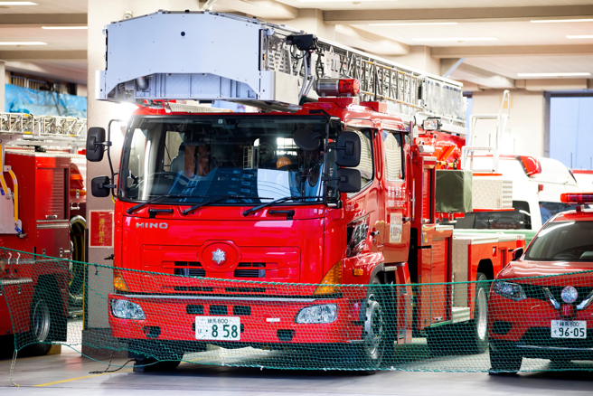 日本名古屋市北区高速公路22日上午一辆巴士翻车后起火燃烧，酿成9人受伤，其中2人心肺功能停止。（示意图／shutterstock）