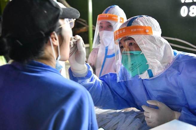 拉薩市居民日前在核酸採樣點接受核酸採樣。（圖／新華社）