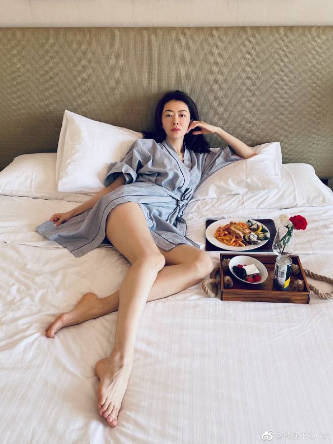熊黛林下半身没穿露长腿。（图／翻摄自熊黛林Lynn微博）