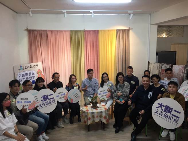 高雄市長陳其邁認為，台北市副市長蔡炳坤先前多次稱讚高雄燈會，也誠心祝福明年台北燈會可以辦得比高雄更好，而美麗島站沒有改名的問題。（崔正綱攝）