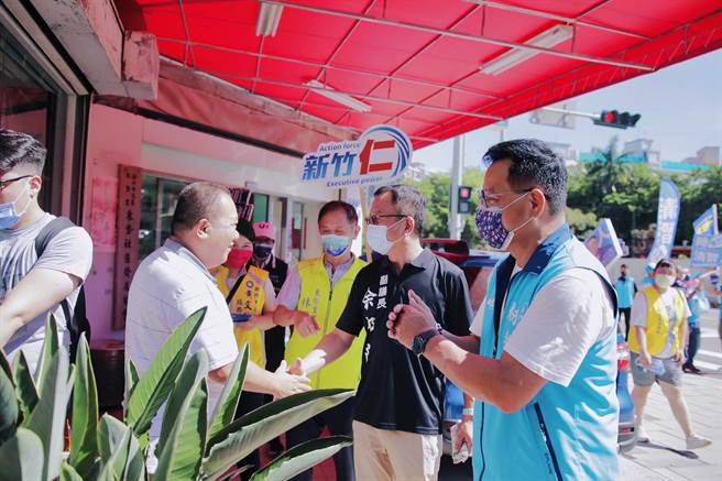 國民黨新竹市長參選人林耕仁（右）22日上午至東區東勢里徒步掃街、爭取支持。（林耕仁提供／陳育新竹傳真）
