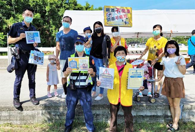 豐原警分局昨日於現場針對國軍兄弟及現場民眾，進行犯罪預防宣導。（警方提供）