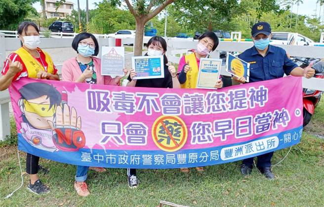 豐原警分局昨日於現場針對國軍兄弟及現場民眾，進行犯罪預防宣導。（警方提供）