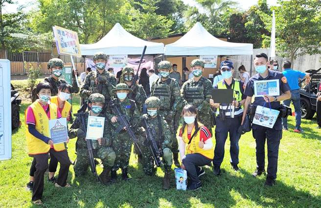 豐原警分局昨日於現場針對國軍兄弟及現場民眾，進行犯罪預防宣導。（警方提供）