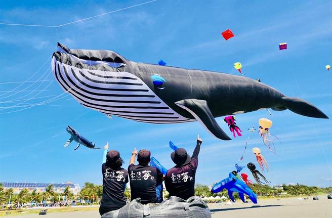 高市观光局首度举办旗津风筝节，逾7万游客挤爆旗津。（柯宗纬翻摄）