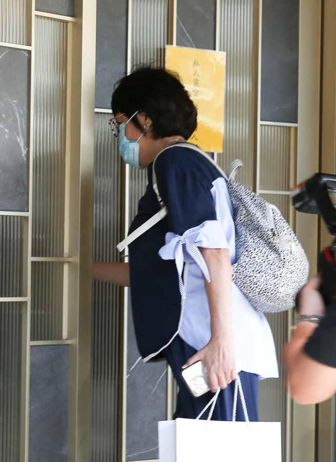 纪宝如在近11点抵达会馆。（台北市摄影记者联谊会提供。）