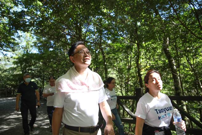 国民党桃园市长参选人张善政復兴区行脚，22日前往拉拉山神木区步道健行。(吕筱蝉摄)