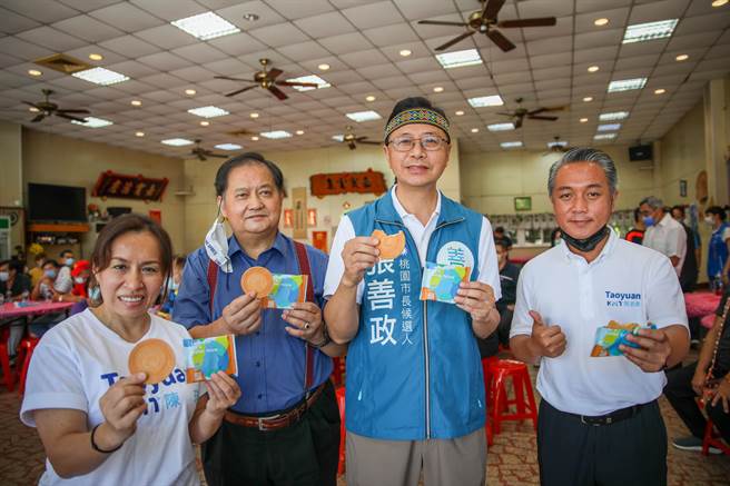 国民党桃园市长参选人张善政推出竞选小物善愿饼。(吕筱蝉摄)