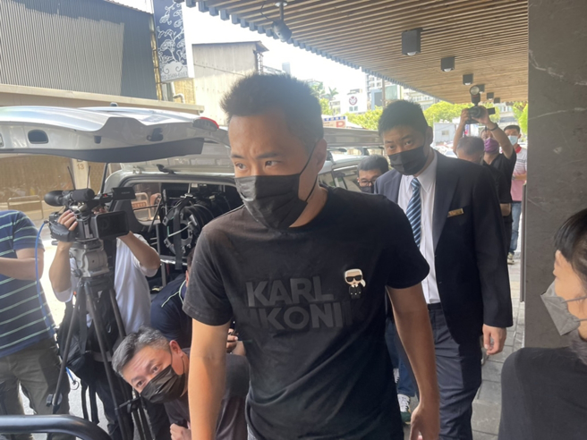 余祥铨神情憔悴。（池宗玲摄）