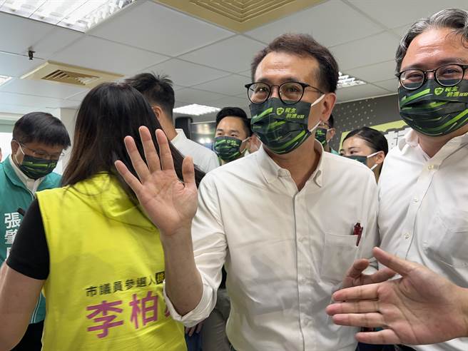 郑运鹏22日被问到是否要找郑宝清当面沟通时未正面回应，仅说党内前辈在每一个关键时刻都有他做决定的智慧，会尊重前辈的判断和决定。(蔡依珍摄)