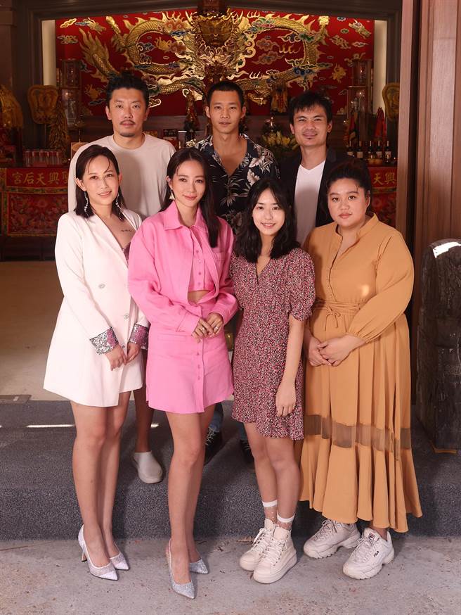 《凤姐》演员蔡嘉茵（前排右起）、麦语彤、高宇蓁、梁羽、郭耀仁（后排右起）、黄冠智、段钧豪一起参与开镜仪式。（马棋朵提供）
