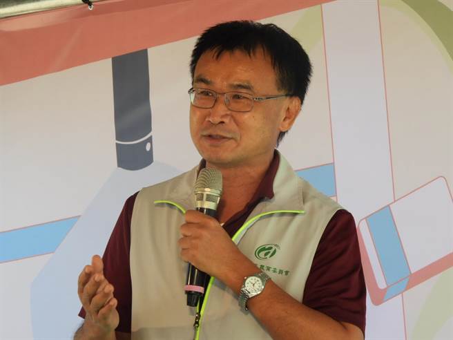 農委會主委陳吉仲今到花蓮提出4項救柚農措施，包含啟動大量收購文旦柚加工、開辦農民保險及補助每戶農家40萬元滴灌設備及低利貸款，盼能助農民度過難關。（羅亦晽攝）