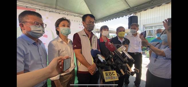 據傳陳吉仲（左三）今到花蓮的行程是突襲行動，且有刻意拉抬某些候選人之疑，對此，陳強調一切都是公開行程，且縣府農業處長陳淑雯（右三）就站在自己的左邊，而民進黨籍縣長候選人Kolas Yotaka（谷辣斯·尤達卡）（左二）則是以花蓮玉里女兒的角色，反映地方農業問題予農委會。（羅亦晽攝）