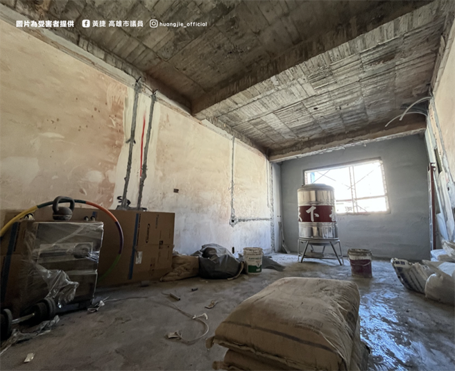 無黨籍高雄市議員黃捷近日收到14位民眾陳情指出，左營某家工程行疑為「裝修蟑螂」，留下爛尾樓。（黃捷提供／柯宗緯高雄傳真）