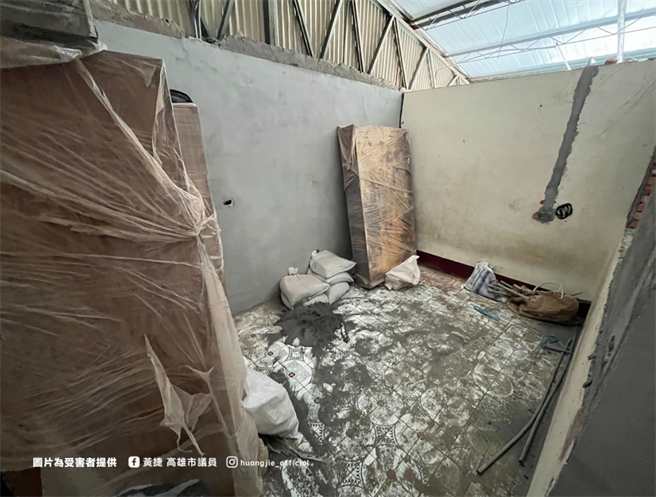 無黨籍高雄市議員黃捷近日收到14位民眾陳情指出，左營某家工程行疑為「裝修蟑螂」，留下爛尾樓。（黃捷提供／柯宗緯高雄傳真）