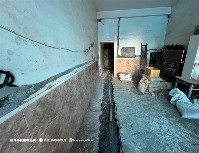 無黨籍高雄市議員黃捷近日收到14位民眾陳情指出，左營某家工程行疑為「裝修蟑螂」，留下爛尾樓。（黃捷提供／柯宗緯高雄傳真）