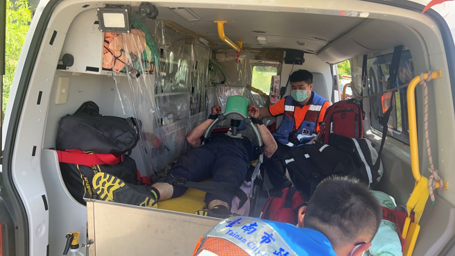 台南市警局第二分局警員今早追捕嫌犯過程中，疑似遭到嫌犯襲擊，目前受傷的2名員警均送往醫院急救。（圖／讀者提供）