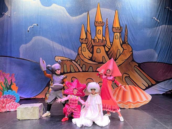 八里区公所将于26日、27日两天，在八里区的顶罟天幕篮球场办理「Bali海洋亲子艺术季」活动，不仅有精彩的儿童剧表演，更设计闯关活动让亲子同乐。(八里区公所提供)