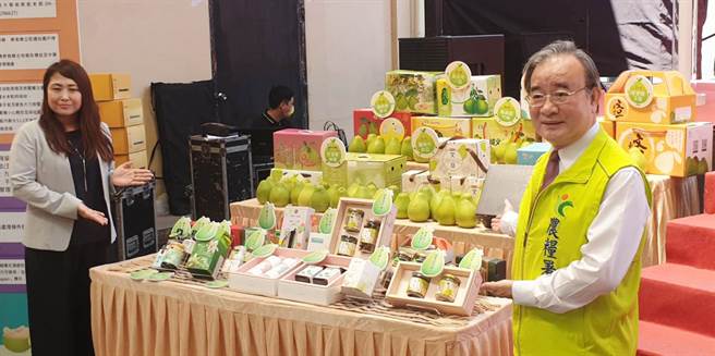 农粮署今天在台湾省青果运销合作社台中分社，举办台湾文旦外销日本记者会。（陈世宗摄）