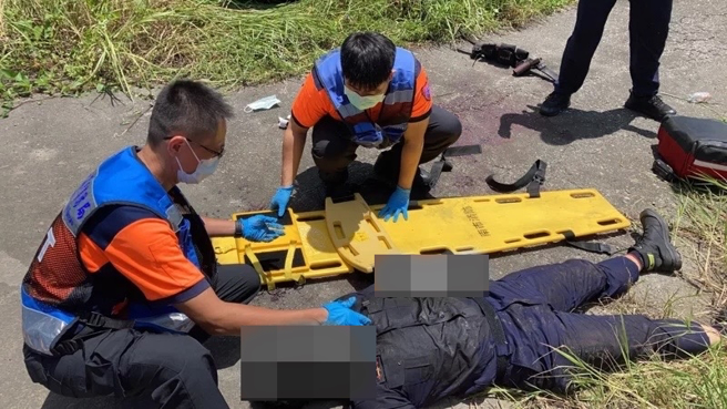 台南市二分局民權派出所曹姓員警今早與涂姓員警一同追捕涉嫌偷竊機車的嫌疑犯，意外遭到嫌犯攻擊割喉，經搶救後宣告不治。（圖／讀者提供）