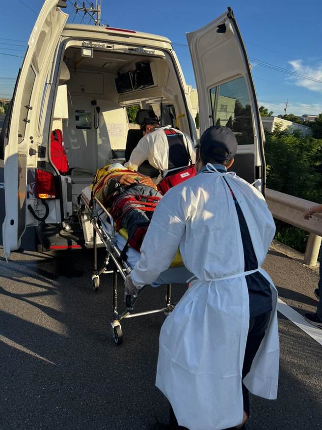 消防人员将老翁救起后协助送医。（翻摄照片／李京升苗栗传真）