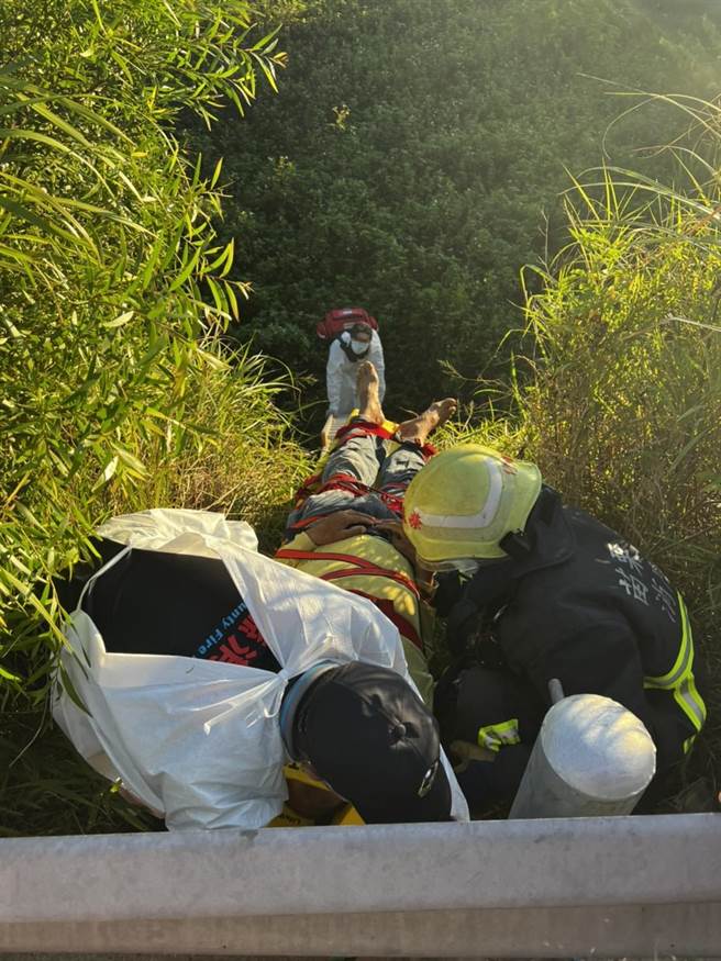 消防人员利用绳索架设及双节梯将老翁救出。（翻摄照片／李京升苗栗传真）