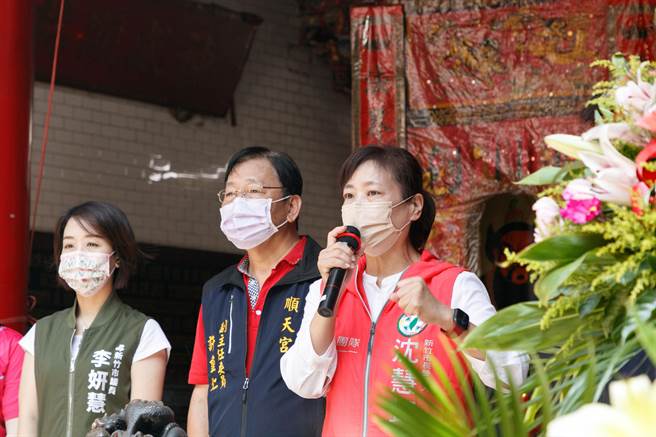 沈慧虹（右）22日表示，新竹市日前再获24项国家卓越建设奖，不仅市民感受到，也获专家肯定，全国有目共睹，只有高虹安看不到。（陈育贤摄）