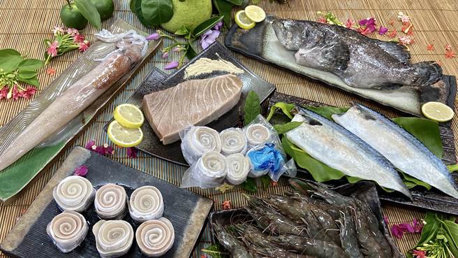 苏澳区渔会今（22日）推限量「鱻宴抢鲜集锦礼盒」，记者会现场渔会加码价值250元的白带鱼卷。（吴佩蓉摄）