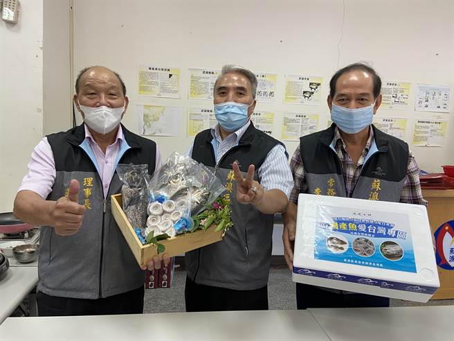 苏澳区渔会另推123爱台湾国产礼盒，内有1尾龙虎石斑鱼、2包白带鱼卷及3尾竹筴鱼。（吴佩蓉摄）