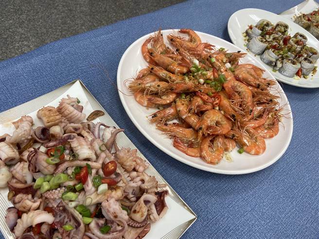新鲜透抽、白虾、白带鱼食材、料理出美味餐点。（吴佩蓉摄）