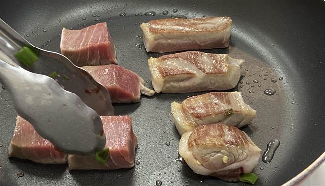 苏澳区渔会特推黑鲔鱼肉排，希望黑鲔鱼通路能更广泛。（吴佩蓉摄）