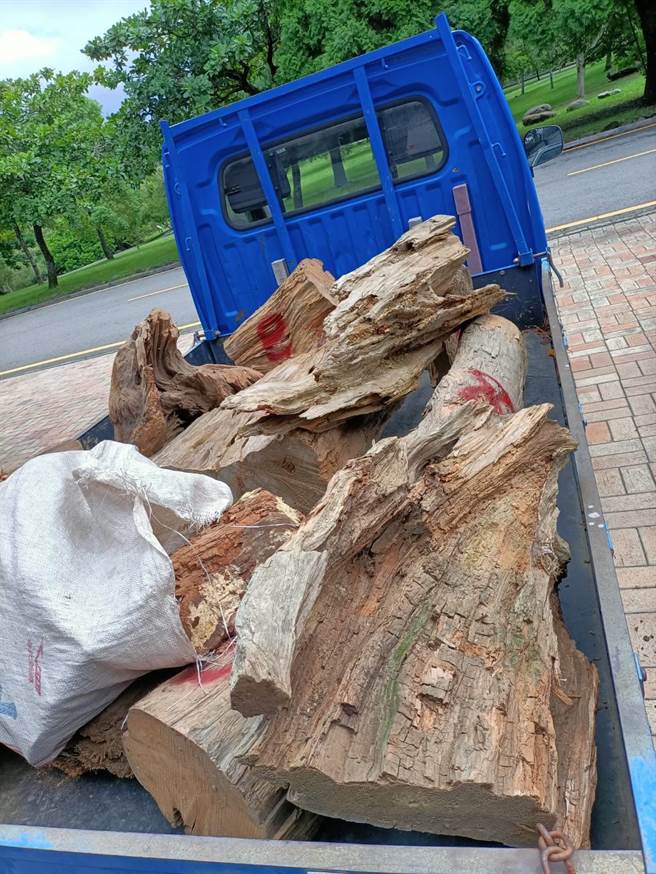 警方查扣总重量460公斤重遭盗採的林木。（翻摄照片／李京升苗栗传真）