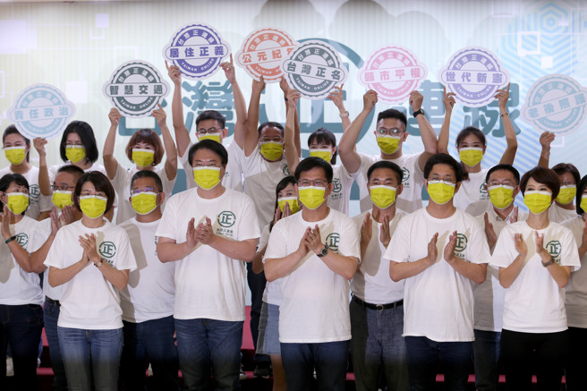 由民进党新北市长参选人林佳龙（前排中）担任召集人的「台湾正连线」22日成立，并与民进党彰化县长参选人黄秀芳（前排左起）、基隆市长林右昌、基隆市长参选人蔡适应、立委陈亭妃等人一同启动。（黄世麒摄）