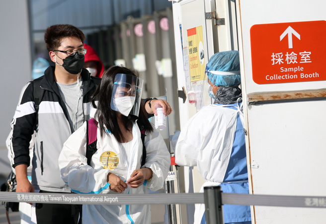 今（22日）起調整入境總量人數，從每周4萬調升為5萬人次。圖為剛下飛機的旅客正在排隊採檢。（圖／范揚光攝）