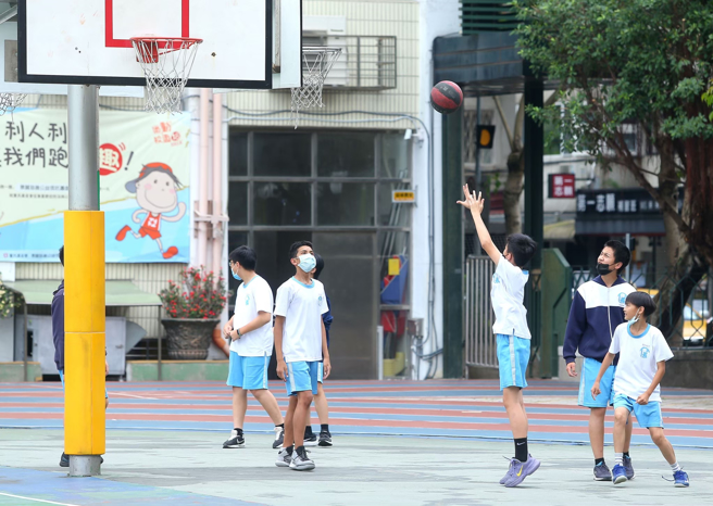 高中以下学校即将开学，教育部宣布最新确诊停课标准。(资料照 粘耿豪摄 )