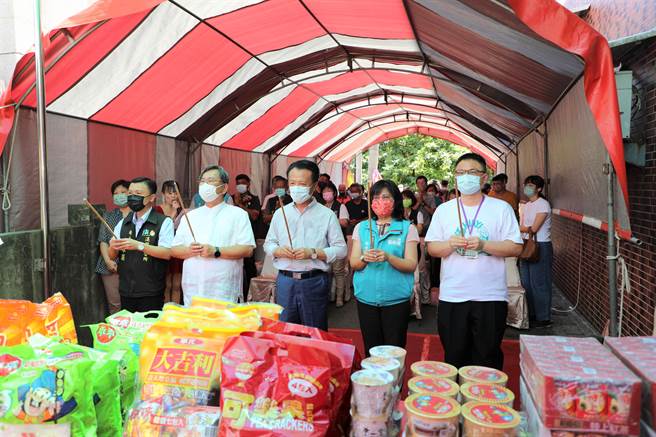 嘉义县溪口乡卫生所宿舍长期閒置，加上使用年限将届，嘉义县政府向卫生福利部争取经费，今举办卫生所宿舍栋拆除暨高龄友善长照卫福据点新建案工程开工祈福仪式。（吕妍庭摄）