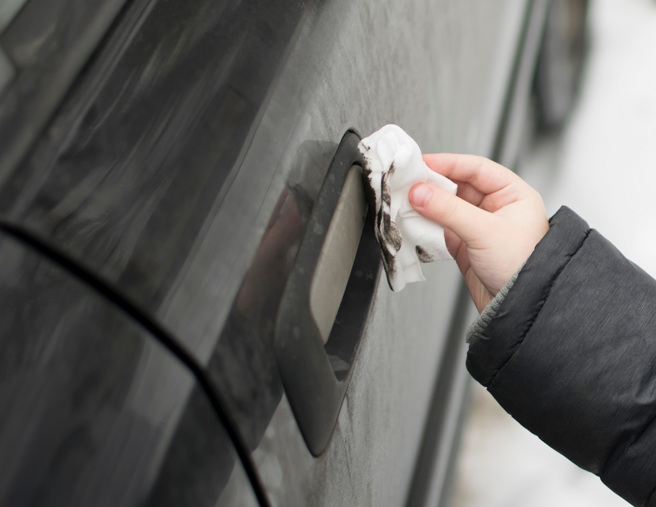美國一名女子拿起被塞在車門把手的餐巾紙，沒想到竟中毒，整隻手臂刺痛麻痺。(示意圖/達志影像)