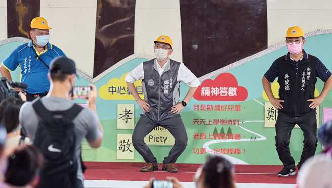 民進黨桃園市長參選人鄭運鵬（中）。（圖 / 取自鄭運鵬臉書）