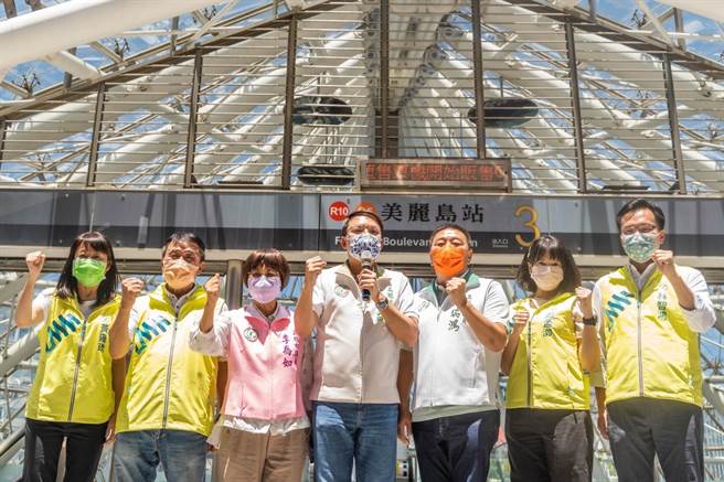 民眾党主席柯文哲上周末南下高雄辅选，批评高市府在灯会期间「飞个无人机花8亿」，并提到高捷美丽岛站应该去政治化改为大港埔站，绿营议员举办记者会回击。（翻摄画面／洪浩轩高雄传真）