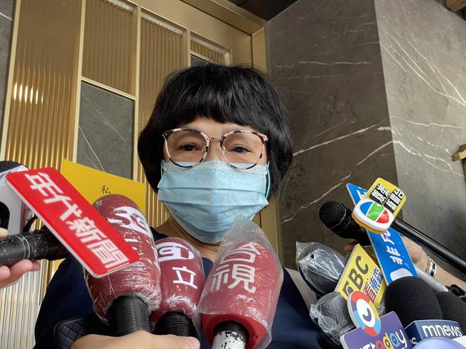 余苑绮婶婶纪宝如离开余苑绮追思会场前接受访问。（林淑娟摄）