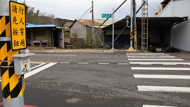 新竹县因应9月交通安全月，宣导民眾穿越马路多利用「行人触动号志」。（新竹县政府提供／罗浚滨新竹传真）