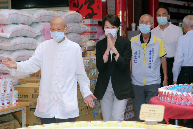 台北市副市長黃珊珊（左二）22日赴台灣省城隍廟，參加台北市中元普渡祈安祭典。（黃世麒攝）