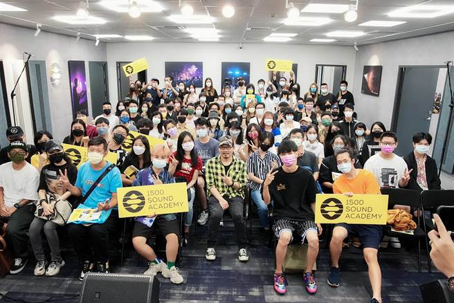 方文山与学员们分享作词技巧。（1500声量学院提供）